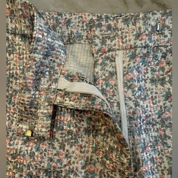ASTR The Label high waist Metallic Floral Shorts with pockets Women's Sz 4 NWOT - Picture 5 of 8